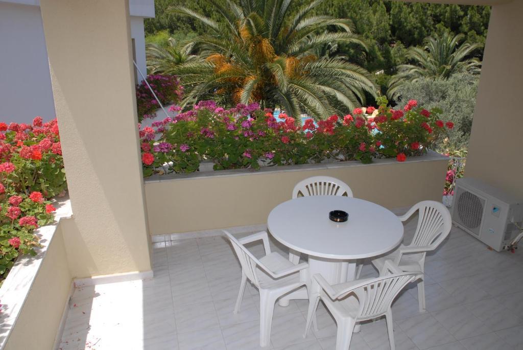 Niki Hotel Apartments Lalyssos Eksteriør billede